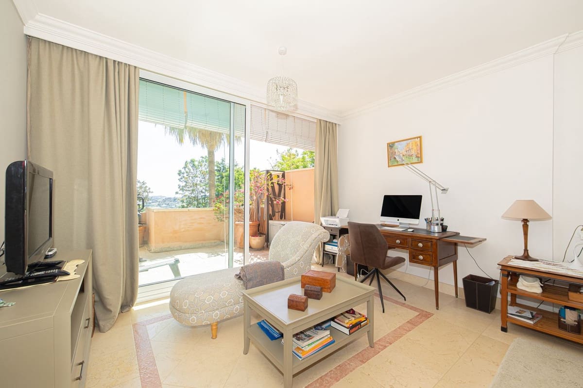 3 sovrum Lägenhet till salu i Nueva Andalucia med pool - 1 295 000 € (Ref: 9991840)