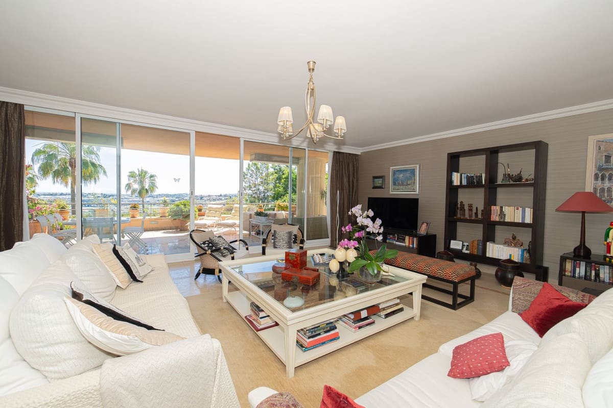 3 sovrum Lägenhet till salu i Nueva Andalucia med pool - 1 295 000 € (Ref: 9991840)