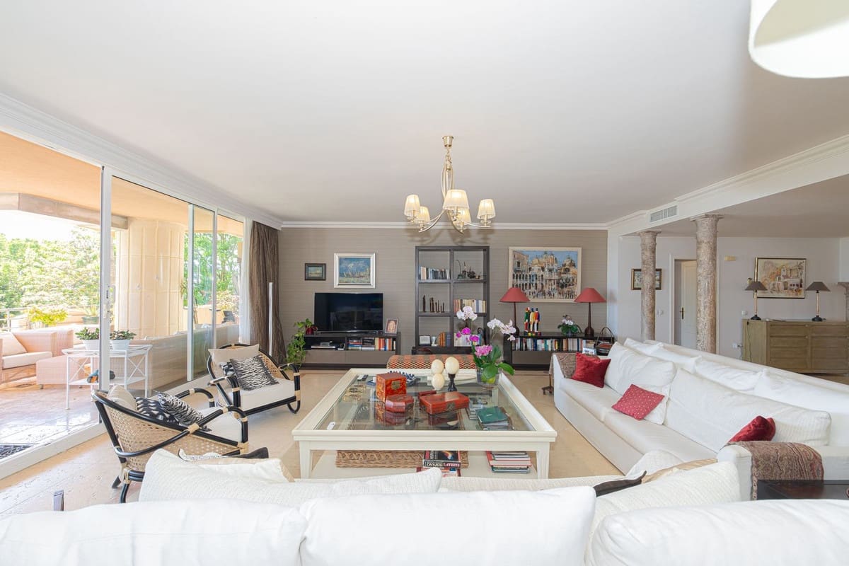 3 sovrum Lägenhet till salu i Nueva Andalucia med pool - 1 295 000 € (Ref: 9991840)