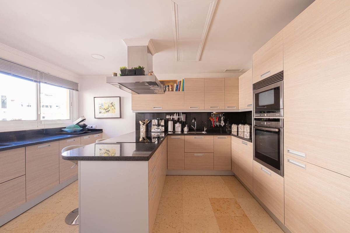 3 sovrum Lägenhet till salu i Nueva Andalucia med pool - 1 295 000 € (Ref: 9991840)