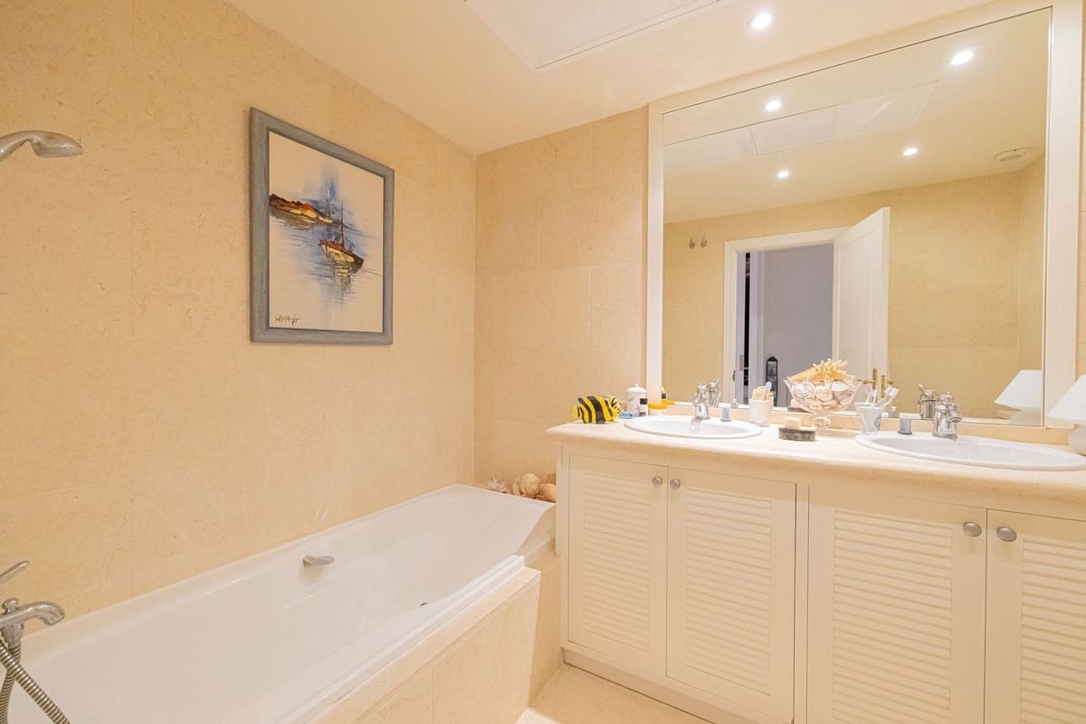 3 sovrum Lägenhet till salu i Nueva Andalucia med pool - 1 295 000 € (Ref: 9991840)