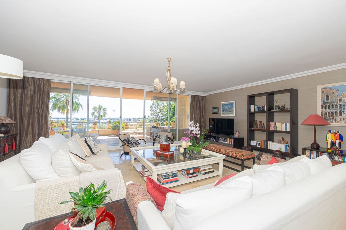 3 sovrum Lägenhet till salu i Nueva Andalucia med pool - 1 295 000 € (Ref: 9991840)