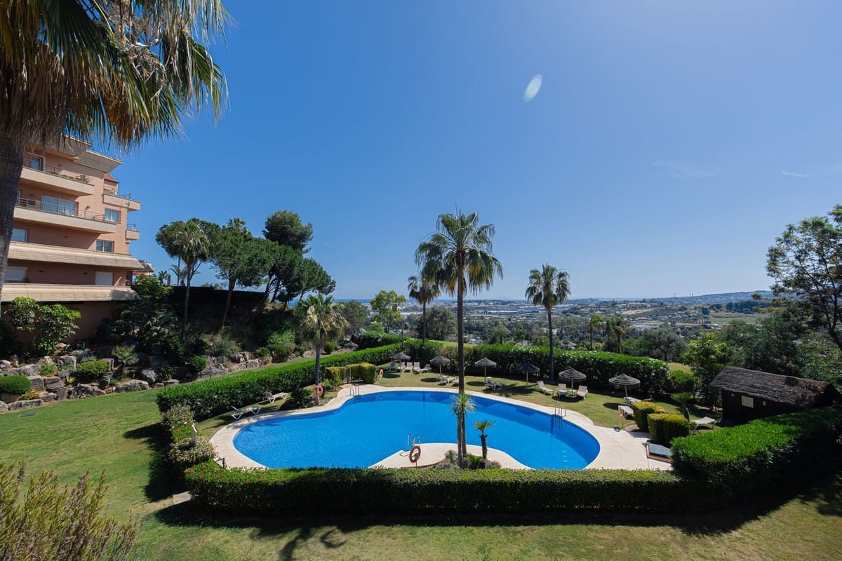 3 sovrum Lägenhet till salu i Nueva Andalucia med pool - 1 295 000 € (Ref: 9991840)