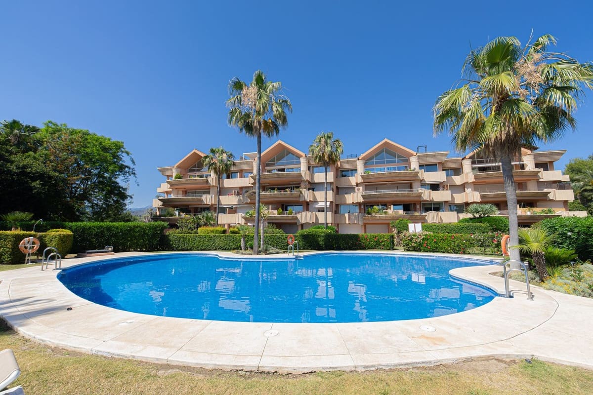 3 sovrum Lägenhet till salu i Nueva Andalucia med pool - 1 295 000 € (Ref: 9991840)