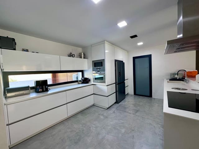 3 soverom Kjedet enebolig til salgs i Nueva Andalucia, Marbella med svømmebasseng - € 1 200 000 (Ref: 9991841)