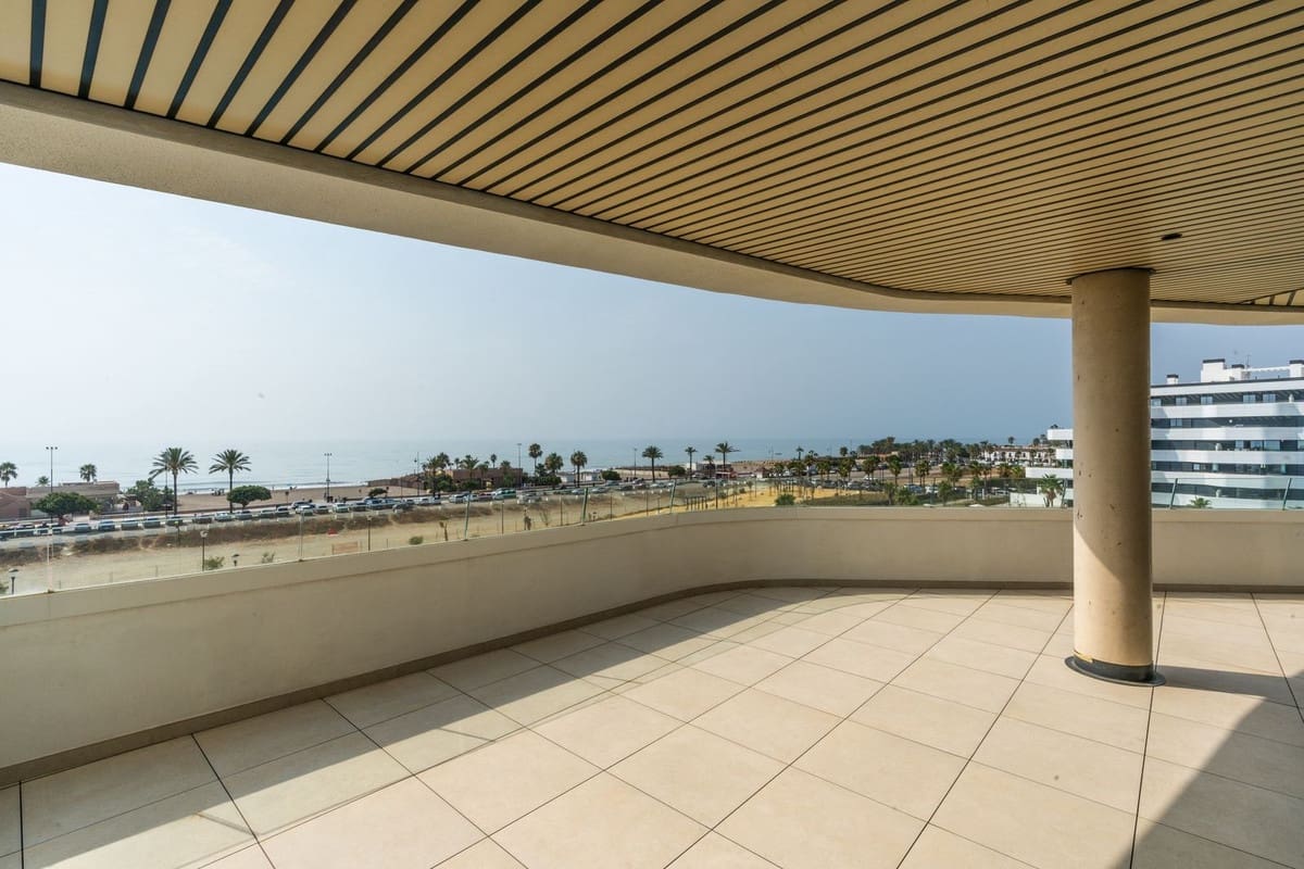 Apartamento de 2 habitaciones en Torremolinos en venta con piscina - 1.349.000 € (Ref: 9991843)