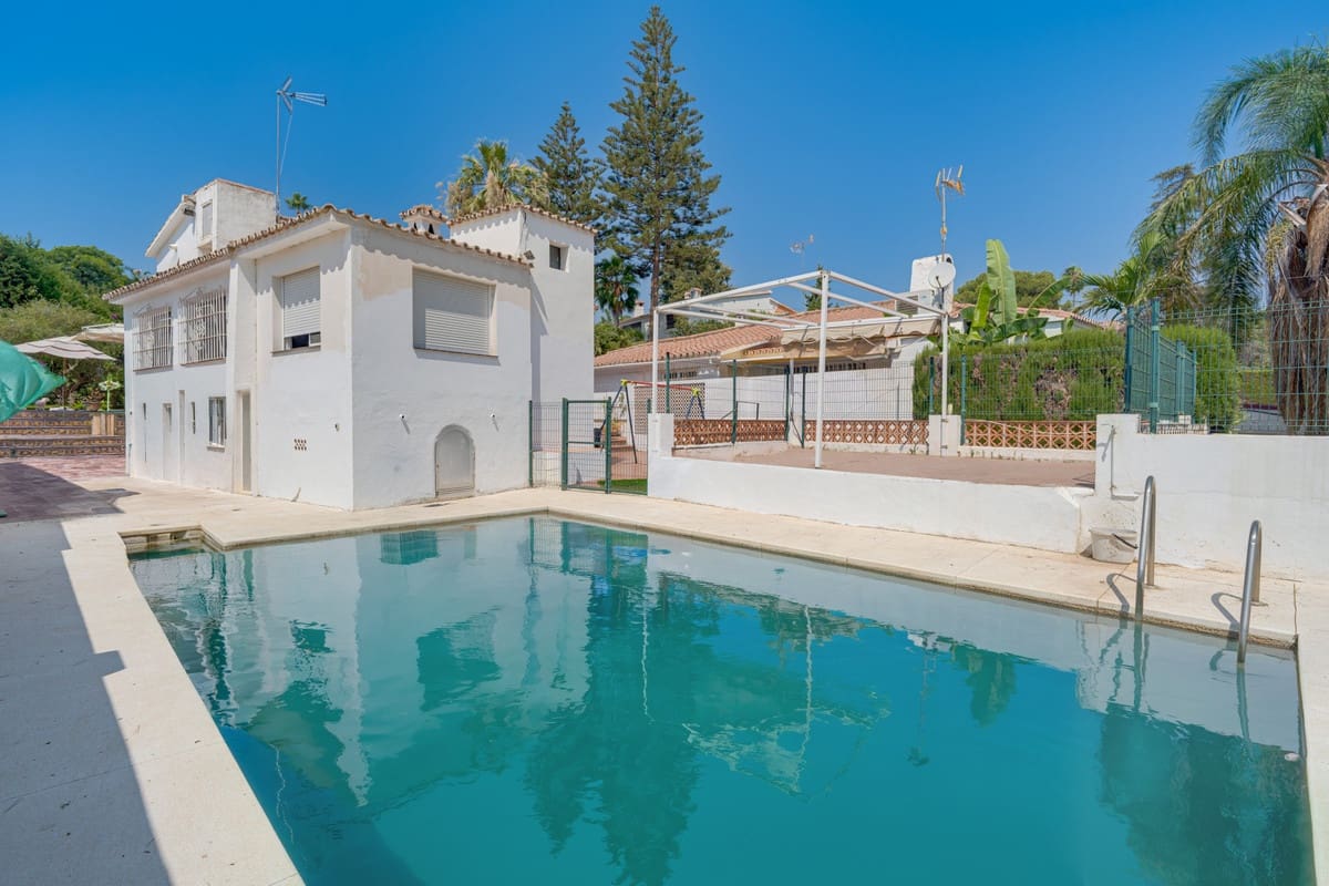 2 bedroom Villa for sale in Nueva Andalucia with pool - € 1,375,000 (Ref: 9991847)