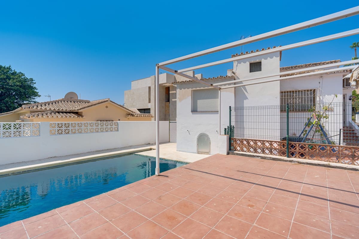 2 bedroom Villa for sale in Nueva Andalucia with pool - € 1,375,000 (Ref: 9991847)
