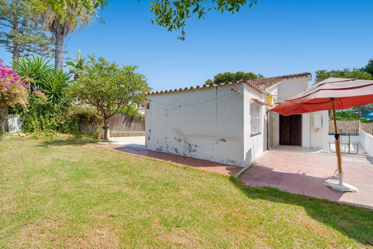 2 bedroom Villa for sale in Nueva Andalucia with pool - € 1,375,000 (Ref: 9991847)