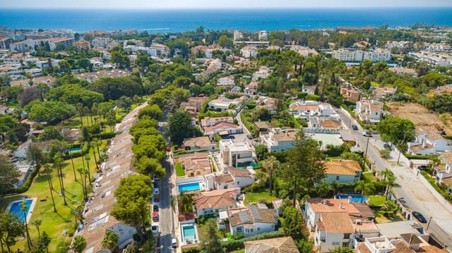 2 bedroom Villa for sale in Nueva Andalucia, Marbella with pool - € 1,375,000 (Ref: 9991847)