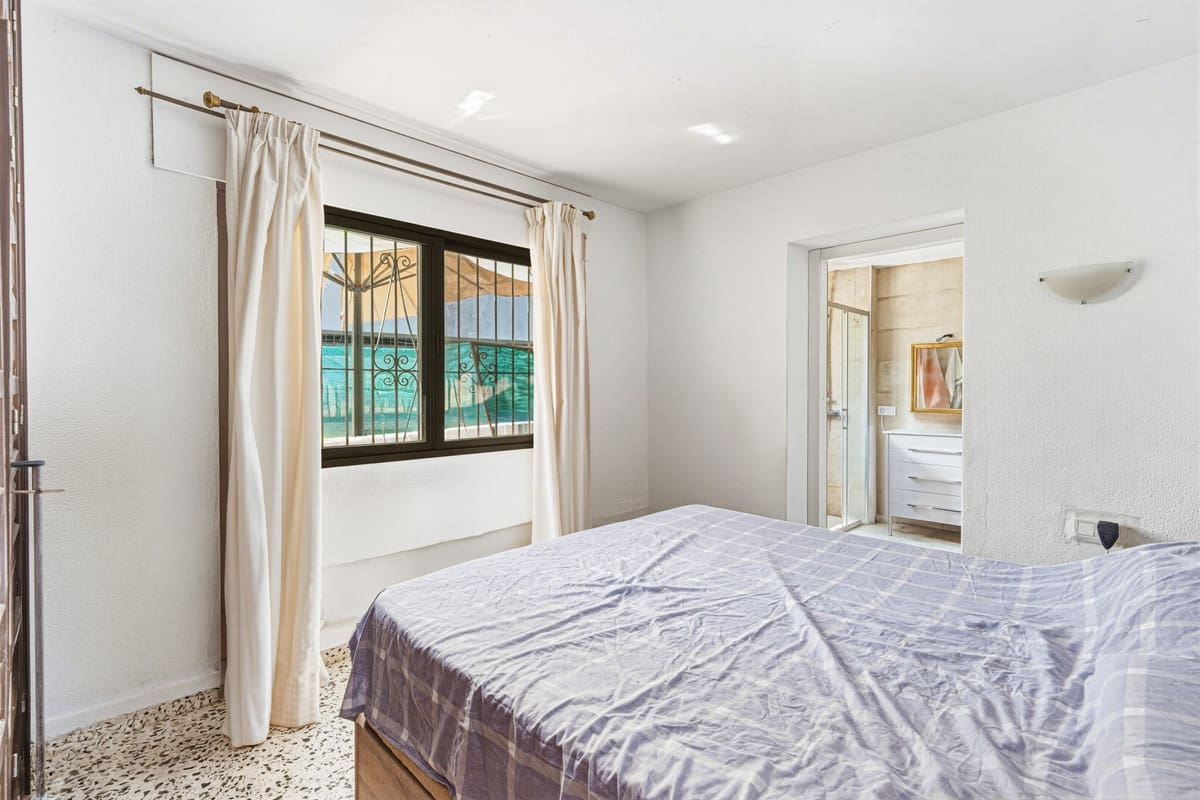 2 bedroom Villa for sale in Nueva Andalucia with pool - € 1,375,000 (Ref: 9991847)