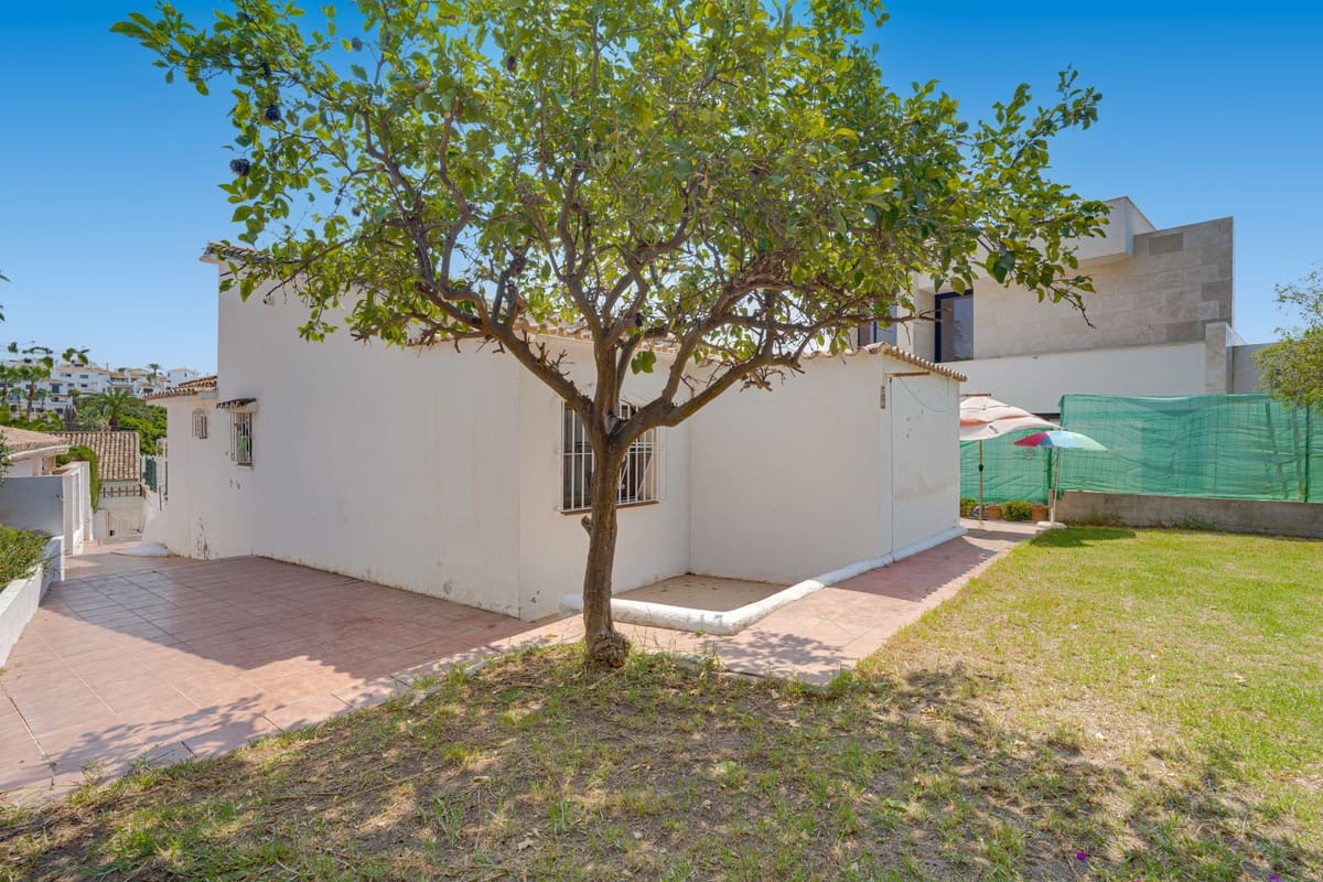 2 bedroom Villa for sale in Nueva Andalucia with pool - € 1,375,000 (Ref: 9991847)