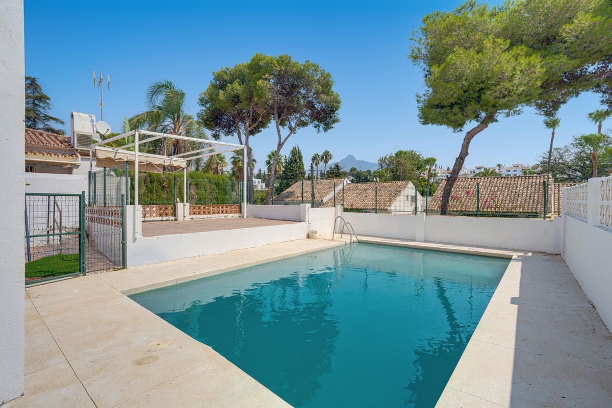 2 bedroom Villa for sale in Nueva Andalucia with pool - € 1,375,000 (Ref: 9991847)