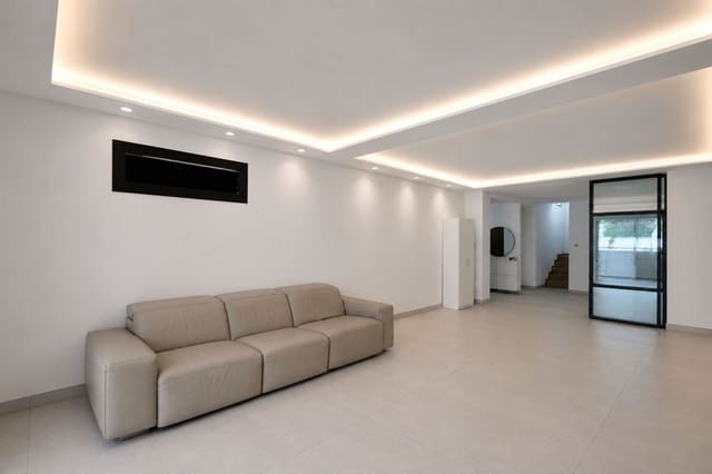 9 soveværelse Semi-Rækkehus til salg i Nueva Andalucia, Marbella - € 1.450.000 (Ref: 9991848)