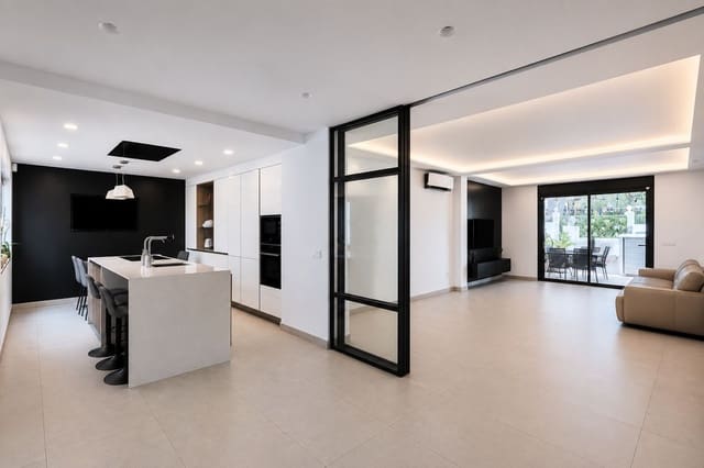 9 soveværelse Semi-Rækkehus til salg i Nueva Andalucia, Marbella - € 1.450.000 (Ref: 9991848)