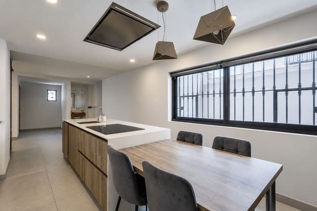 9 soveværelse Semi-Rækkehus til salg i Nueva Andalucia, Marbella - € 1.450.000 (Ref: 9991848)