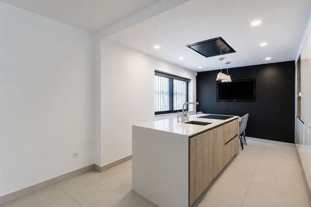 9 soveværelse Semi-Rækkehus til salg i Nueva Andalucia, Marbella - € 1.450.000 (Ref: 9991848)
