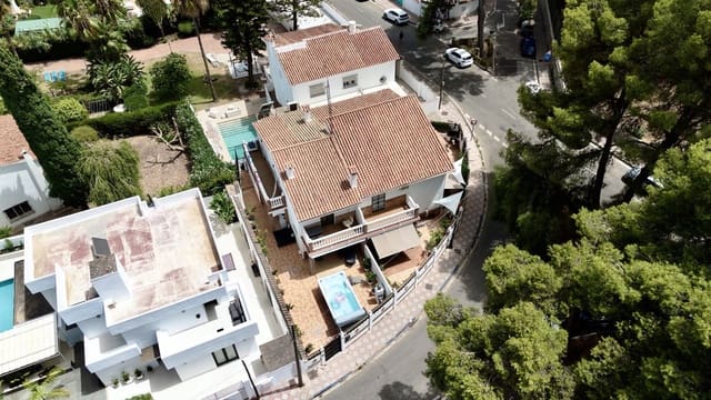 9 soveværelse Semi-Rækkehus til salg i Nueva Andalucia, Marbella - € 1.450.000 (Ref: 9991848)