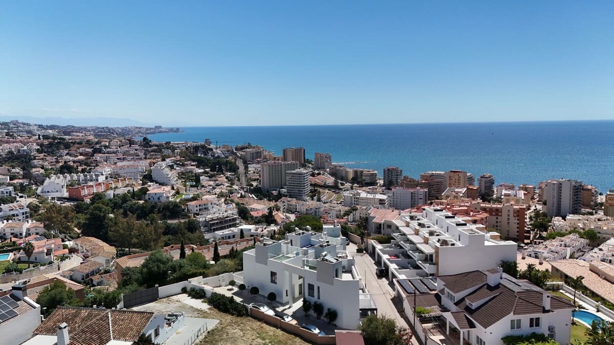 3 soveværelse Byhus til salg i Fuengirola med swimmingpool - € 575.000 (Ref: 9993686)