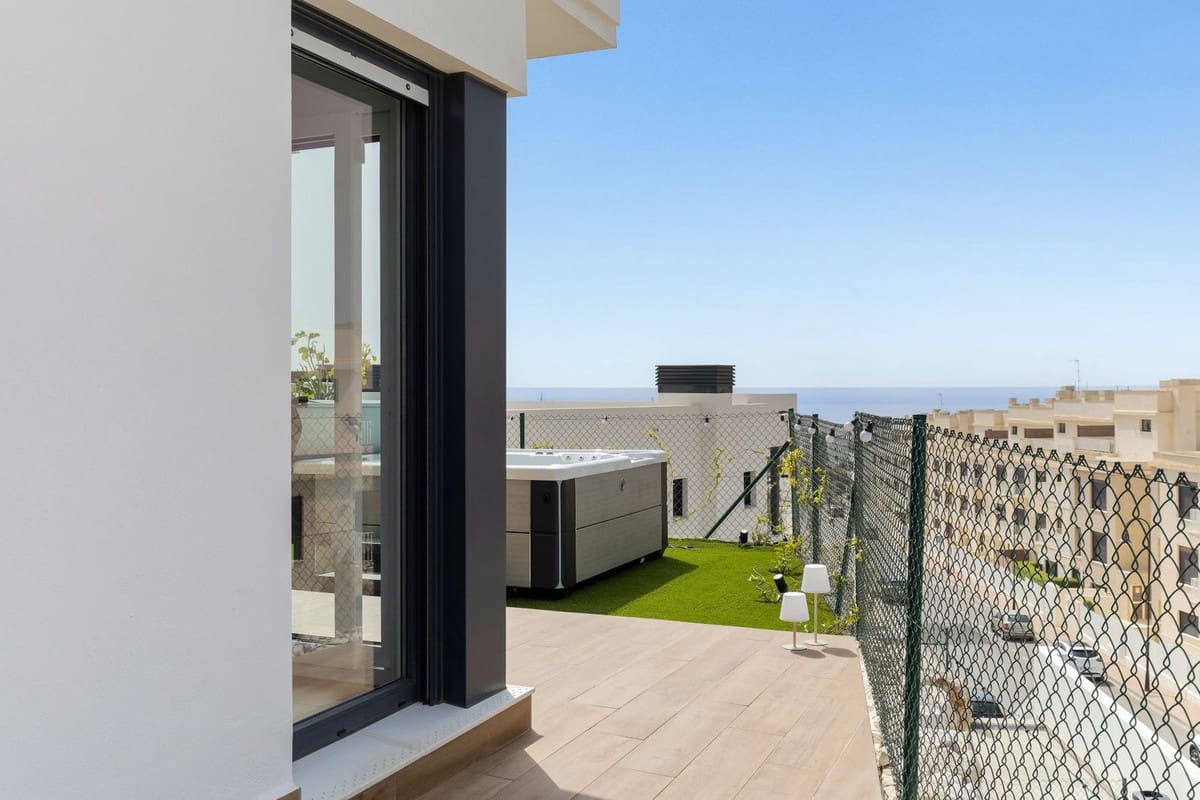 3 soveværelse Semi-Rækkehus til salg i La Cala de Mijas med swimmingpool - € 1.048.000 (Ref: 9993687)