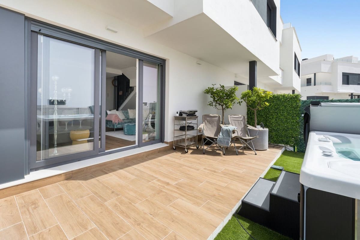 3 soveværelse Semi-Rækkehus til salg i La Cala de Mijas med swimmingpool - € 1.048.000 (Ref: 9993687)