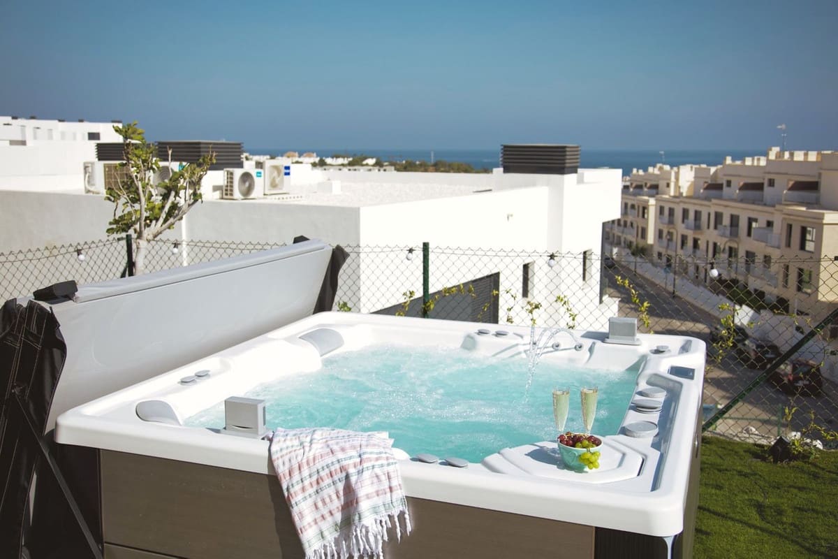 3 soveværelse Semi-Rækkehus til salg i La Cala de Mijas med swimmingpool - € 1.048.000 (Ref: 9993687)