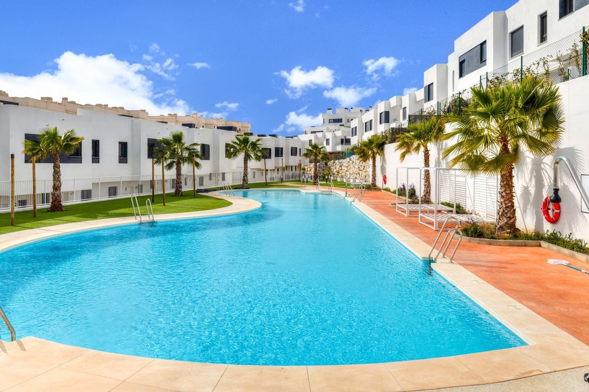 3 soveværelse Semi-Rækkehus til salg i La Cala de Mijas med swimmingpool - € 1.048.000 (Ref: 9993687)