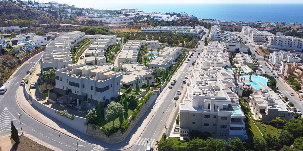 3 soveværelse Semi-Rækkehus til salg i La Cala de Mijas med swimmingpool - € 1.048.000 (Ref: 9993687)