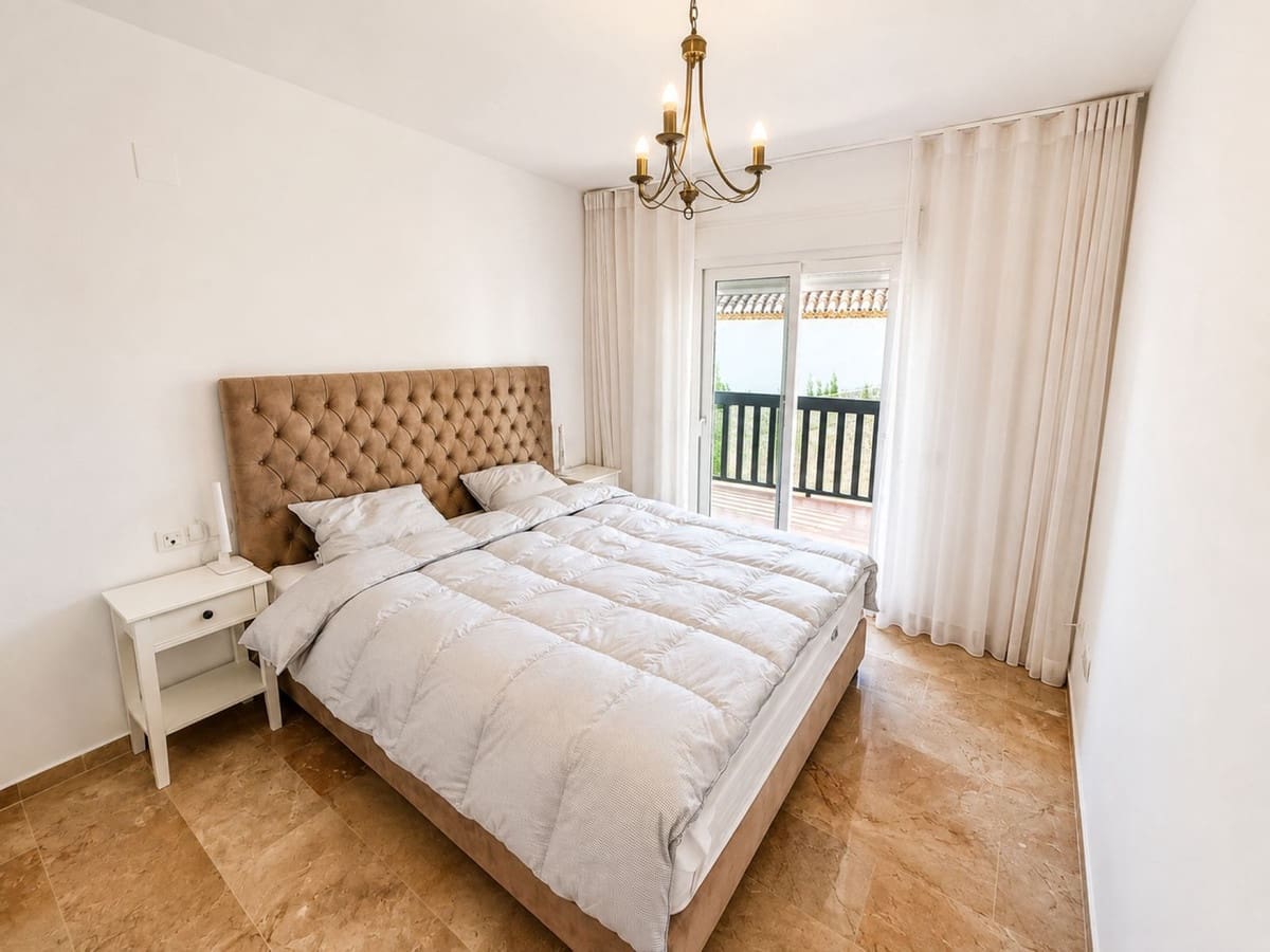 2 bedroom Apartment for sale in Calahonda with pool garage - € 550,000 (Ref: 9996833)