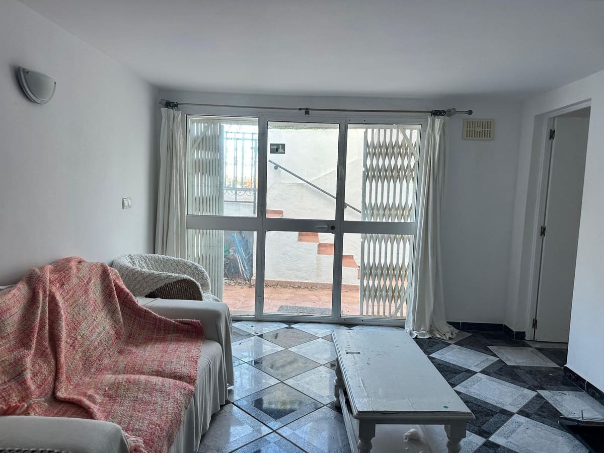 3 bedroom Apartment for sale in Calahonda with pool - € 380,000 (Ref: 9997866)