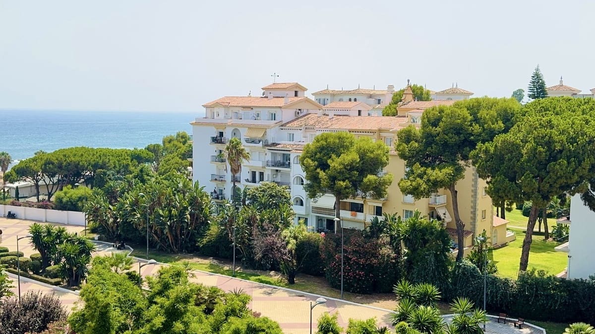2 bedroom Apartment for sale in Puerto Banus with pool - € 1,295,000 (Ref: 9997871)