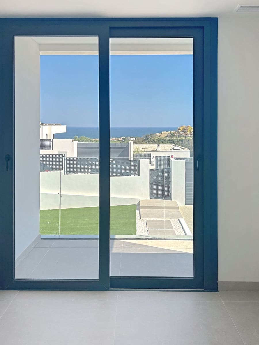 4 bedroom Villa for sale in Manilva with pool - € 1,295,000 (Ref: 9997873)