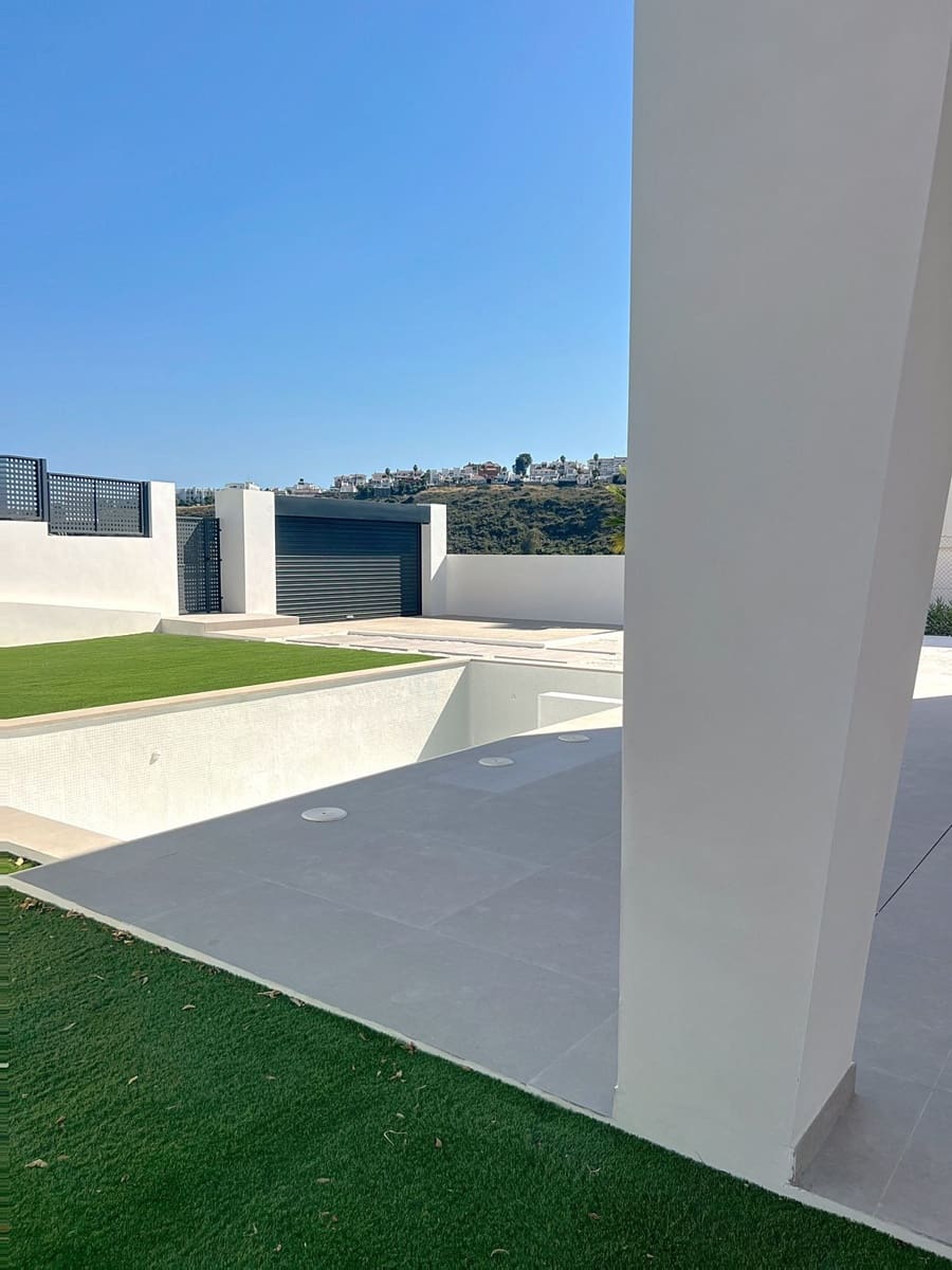 4 bedroom Villa for sale in Manilva with pool - € 1,295,000 (Ref: 9997873)