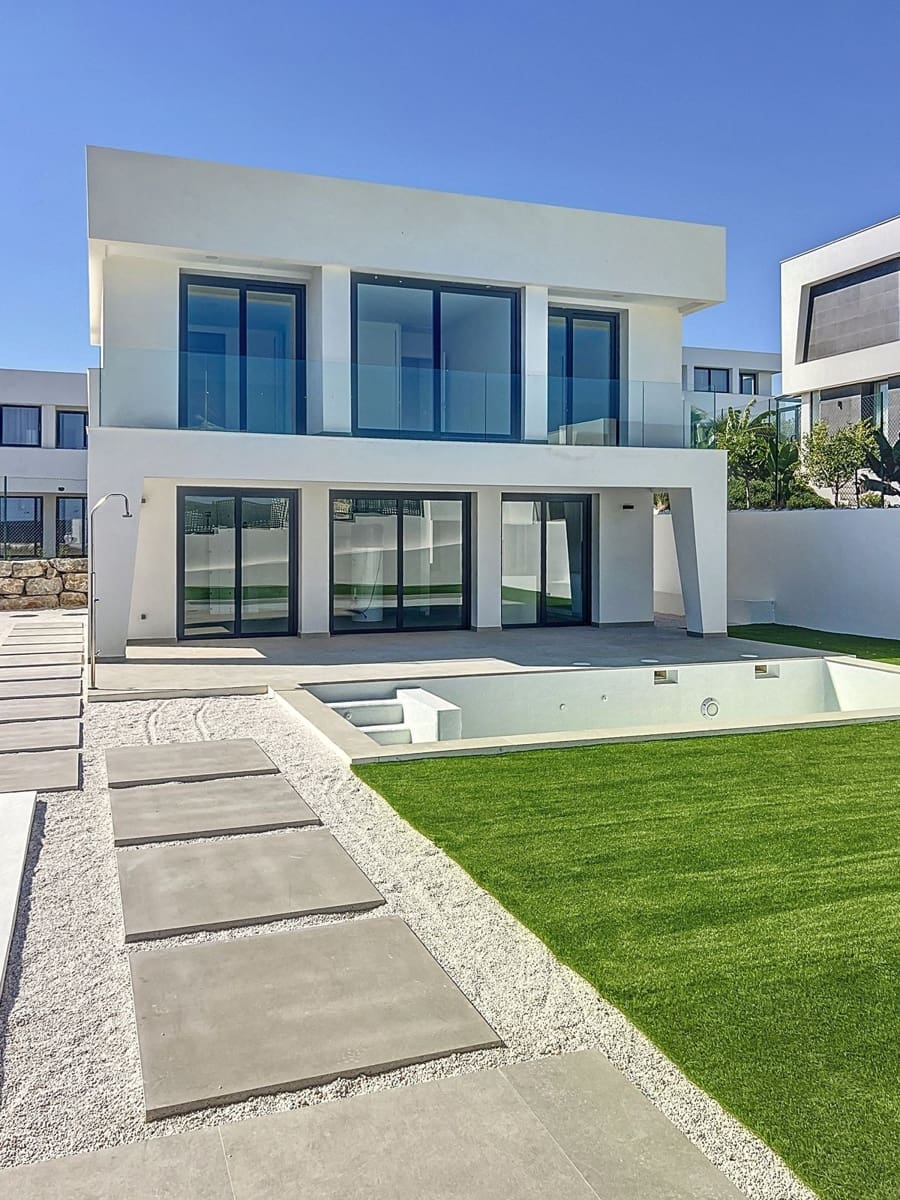 4 bedroom Villa for sale in Manilva with pool - € 1,295,000 (Ref: 9997873)