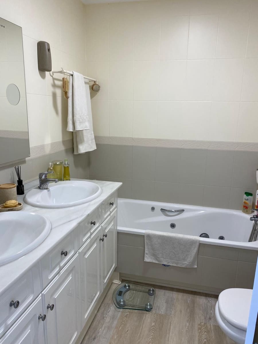 2 bedroom Apartment for sale in Estepona with pool - € 450,000 (Ref: 9997874)