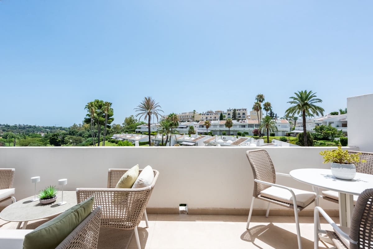 3 soveværelse Lejlighed til salg i Nueva Andalucia med swimmingpool - € 820.000 (Ref: 9999918)