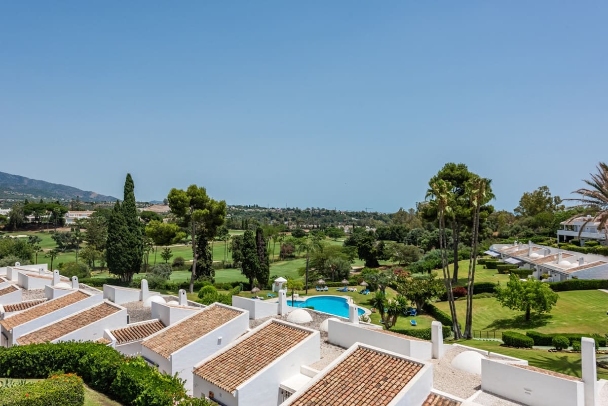 3 soveværelse Lejlighed til salg i Nueva Andalucia med swimmingpool - € 820.000 (Ref: 9999918)