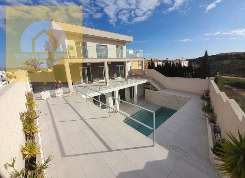 4 sovrum Villa till salu i Gran Alacant med pool - 599 000 € (Ref: 9131456)