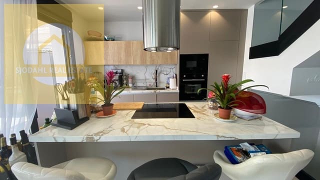 4 makuuhuone Huvila myytävänä paikassa Balcón de Finestrat - Terra Marina, Finestrat mukana uima-altaan 
autotalli - 799 000 € (Ref: 9240914)