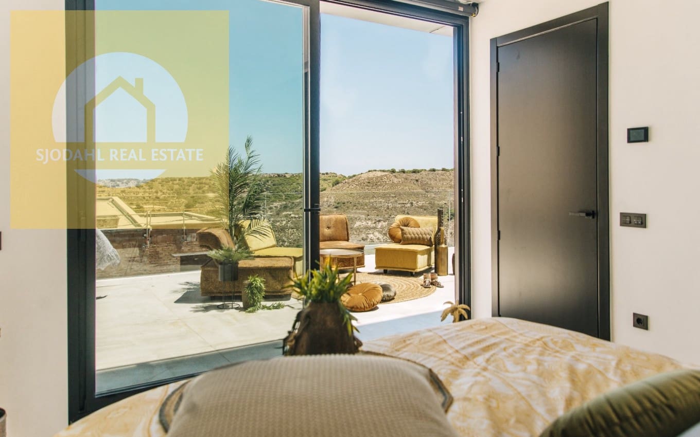 Chalet de 4 habitaciones en Rojales en venta con piscina garaje - 995.000 € (Ref: 9253974)