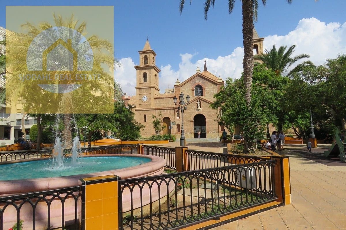 2 sovrum Bungalow till salu i Torrevieja med pool garage - 305 000 € (Ref: 9649884)