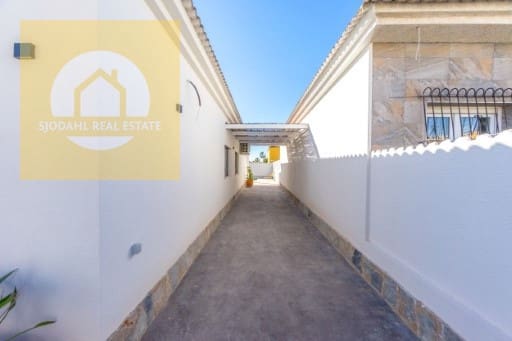 3 bedroom Villa for sale in Torrevieja with pool garage - € 499,000 (Ref: 9674776)
