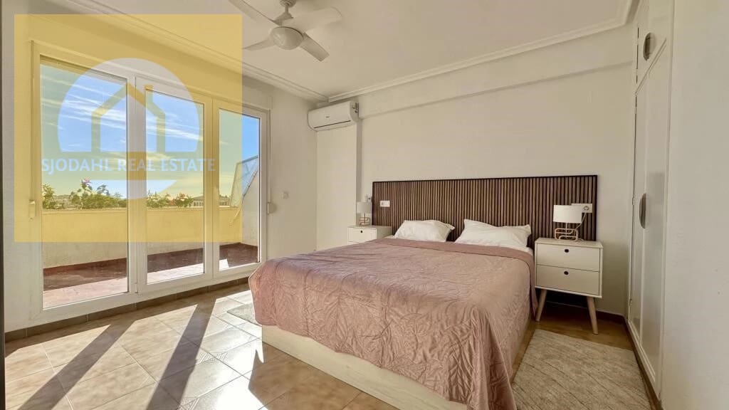 2 soveværelse Penthouse til salg i Punta Prima med swimmingpool garage - € 247.000 (Ref: 9674777)