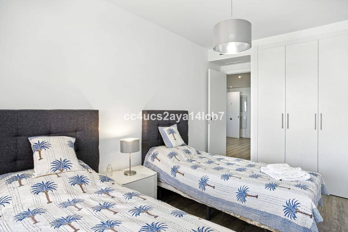 2 bedroom Apartment for sale in Estepona with pool - € 385,000 (Ref: 9180135)