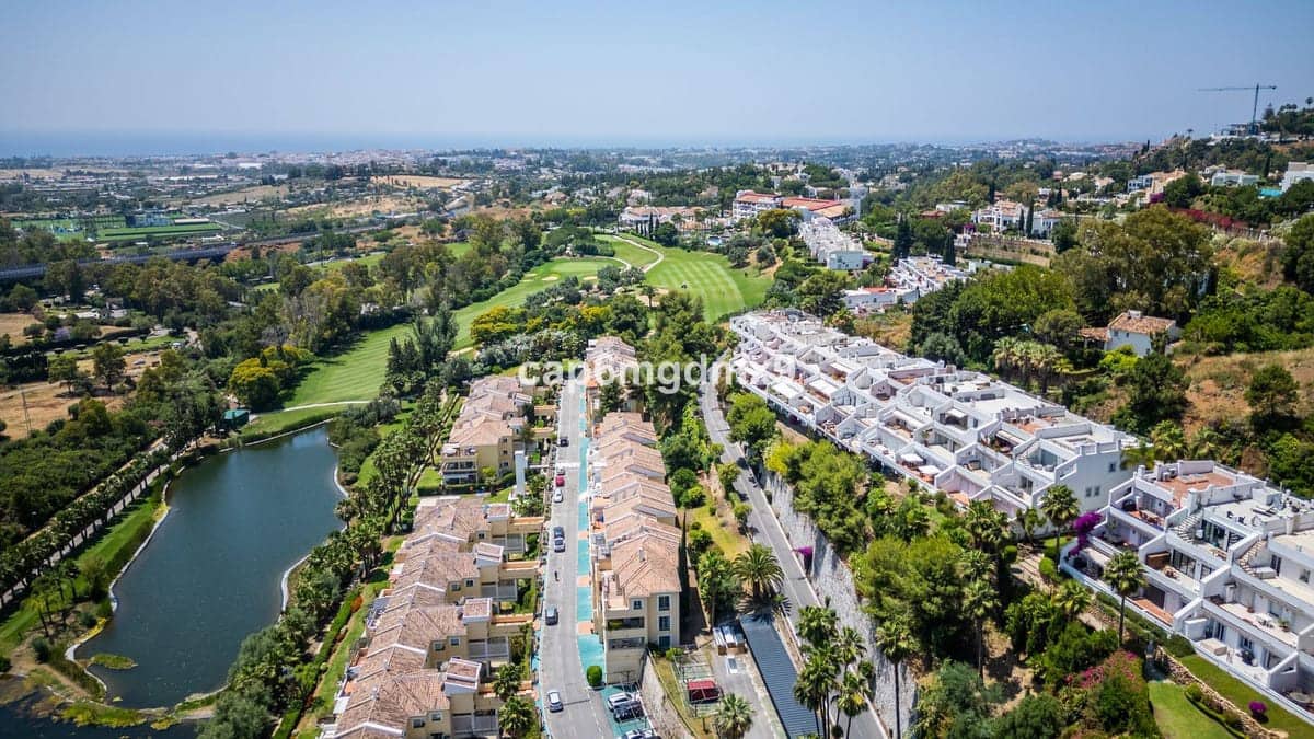 3 quarto Apartamento para venda em La Quinta com piscina - 899 000 € (Ref: 9183606)