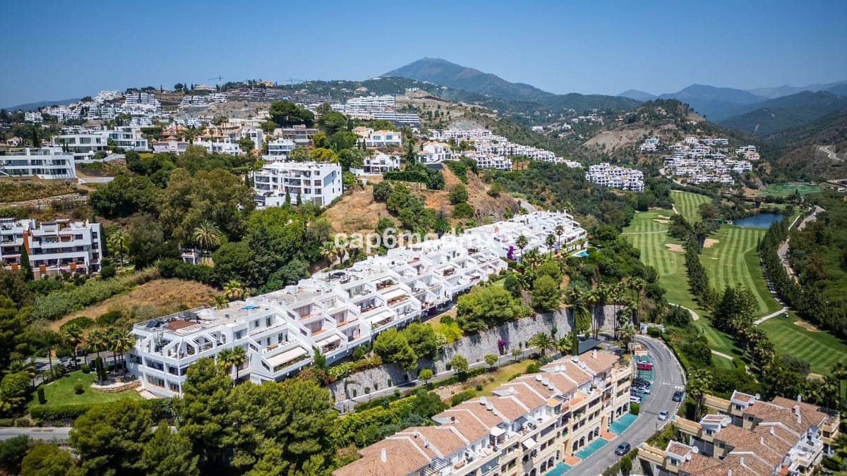 3 quarto Apartamento para venda em La Quinta com piscina - 899 000 € (Ref: 9183606)