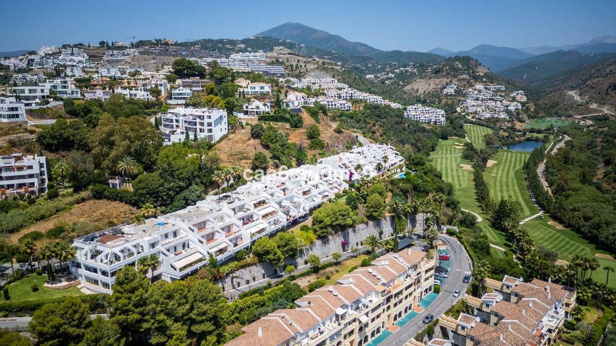 3 quarto Apartamento para venda em La Quinta com piscina - 899 000 € (Ref: 9183606)