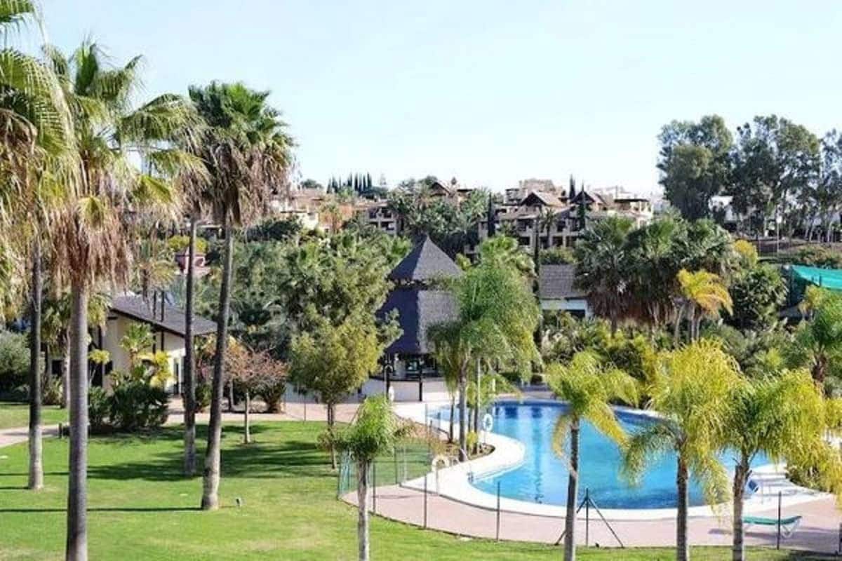 2 bedroom Apartment for sale in Estepona with pool - € 390,000 (Ref: 9185307)