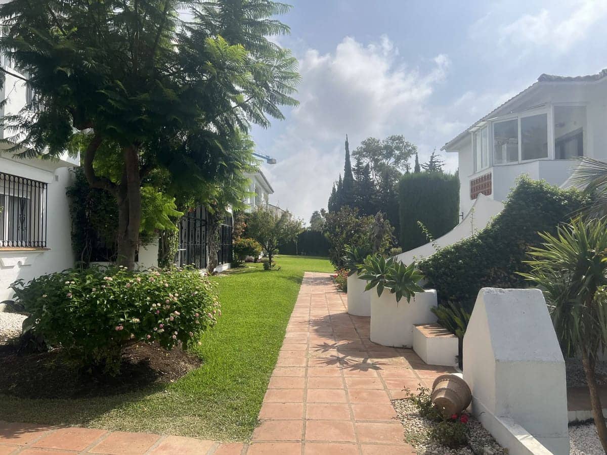 2 soveværelse Lejlighed til salg i El Paraiso med swimmingpool - € 358.000 (Ref: 9185326)