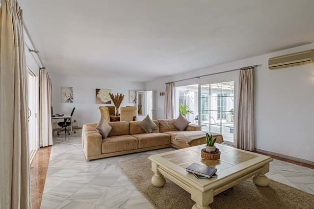 5 bedroom Villa for sale in Benahavís with pool - € 1,750,000 (Ref: 9192287)